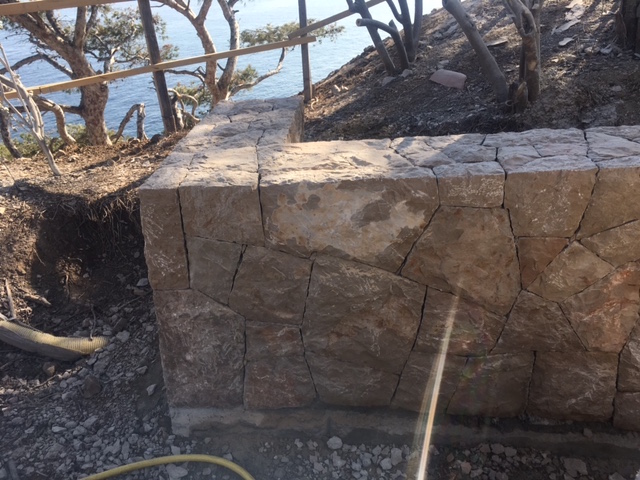 Realizzazione muro in pietra