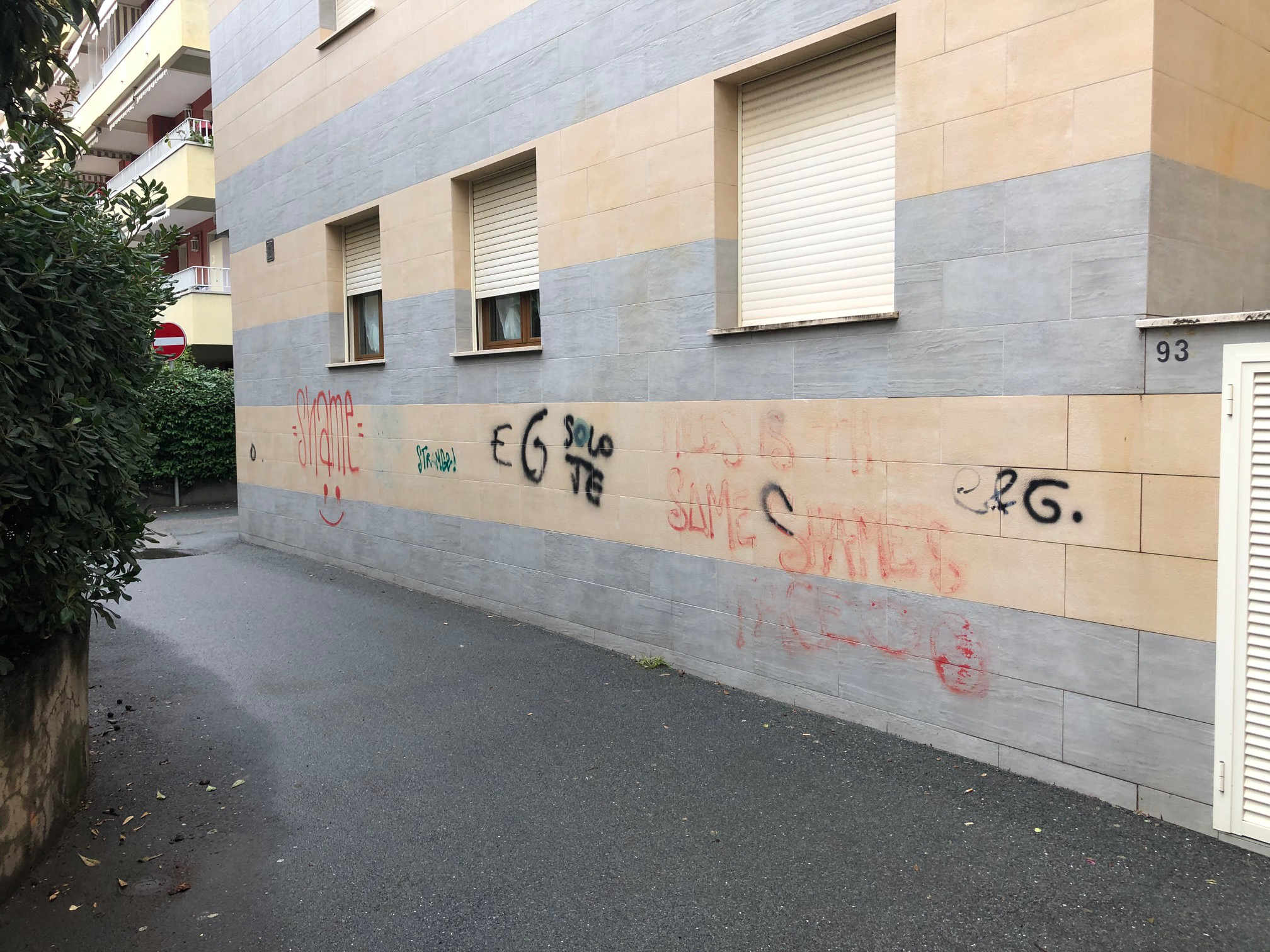 Rimozione graffiti da muro