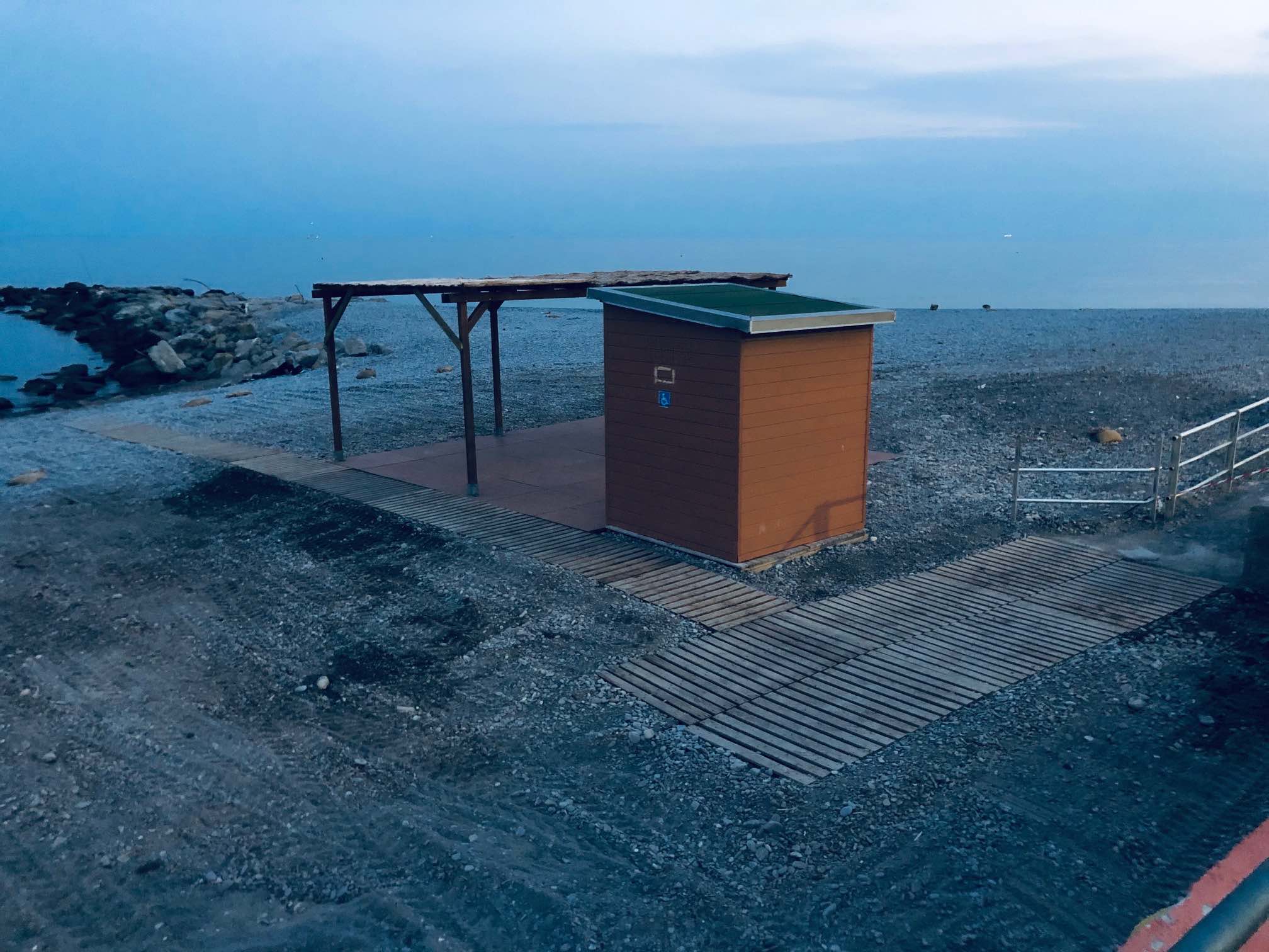 Allestimento spiaggia con accesso per disabili